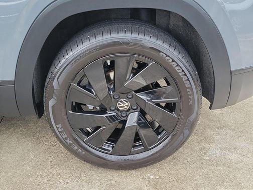 Pure Gray 2025 Volkswagen Atlas Cross Sport 2.0T SE w/Technology