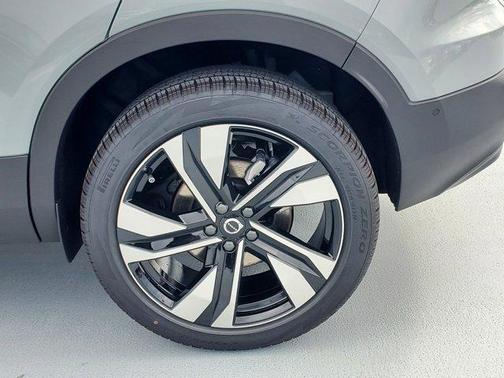 2026 Volvo XC40 B4 Plus