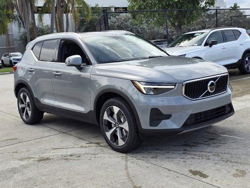 2025 Volvo XC40 B5 Core Bright Theme