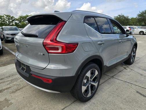 2025 Volvo XC40 B5 Core Bright Theme