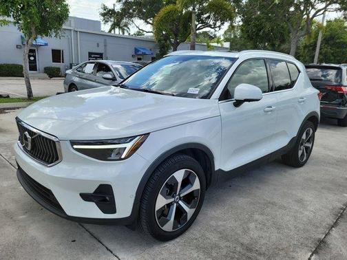 2024 Volvo XC40 B5 Plus Bright Theme