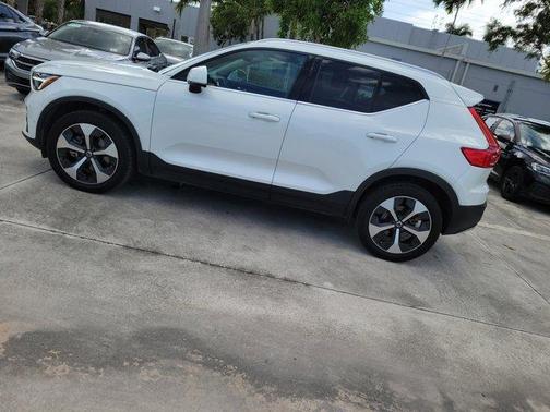 2024 Volvo XC40 B5 Plus Bright Theme