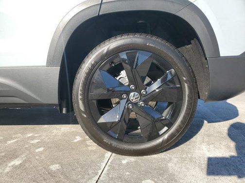 2025 Volkswagen Taos 1.5T SE Black