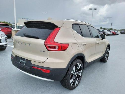 2025 Volvo XC40 B5 Ultra Bright Theme