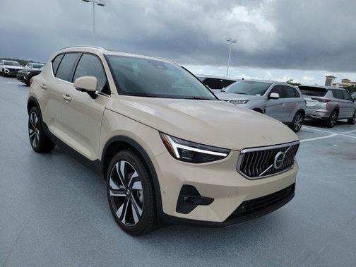 2025 Volvo XC40 B5 Ultra Bright Theme