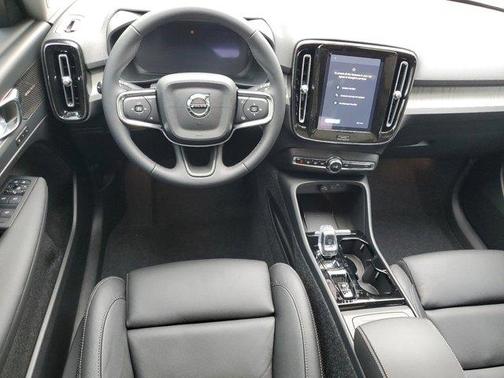 2025 Volvo XC40 B5 Ultra Bright Theme
