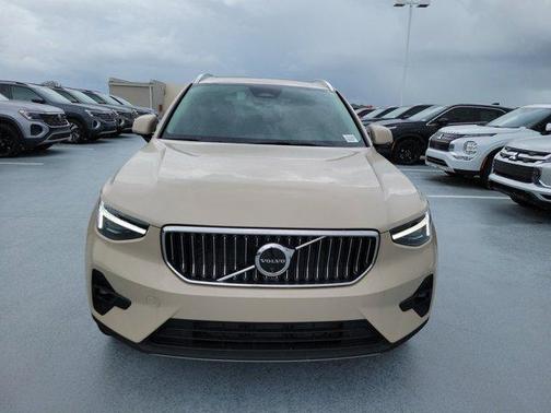 2025 Volvo XC40 B5 Ultra Bright Theme