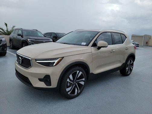 2025 Volvo XC40 B5 Ultra Bright Theme