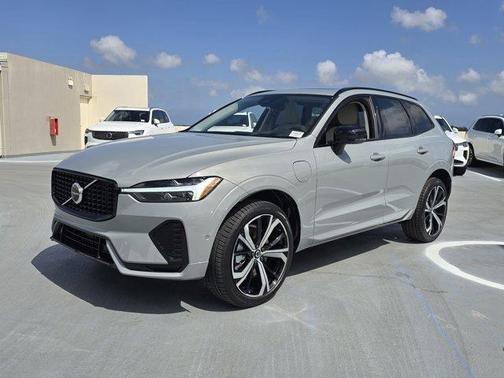 2025 Volvo XC40 B5 Ultra Bright Theme