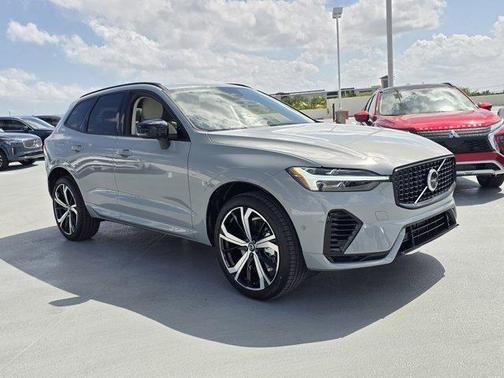 2025 Volvo XC40 B5 Ultra Bright Theme