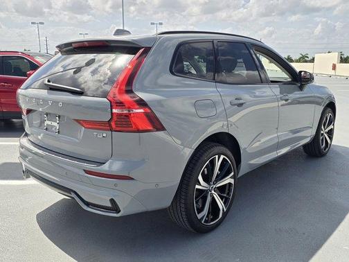 2025 Volvo XC40 B5 Ultra Bright Theme