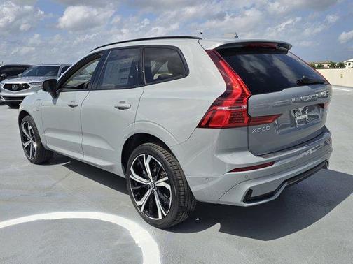 2025 Volvo XC40 B5 Ultra Bright Theme
