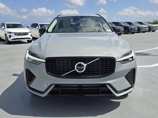 2025 Volvo XC40 B5 Ultra Bright Theme
