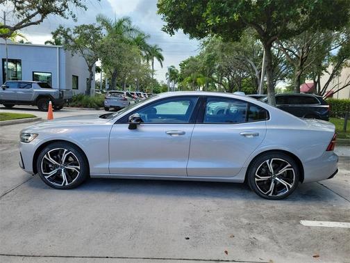 2023 Volvo S60 B5 Core Dark Theme