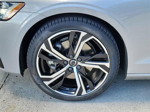2023 Volvo S60 B5 Core Dark Theme