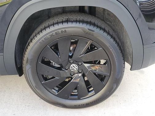 2025 Volkswagen Atlas Cross Sport 2.0T SE w/Technology
