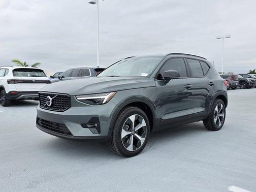 2026 Volvo XC40 B5 Plus