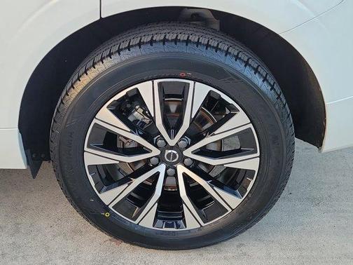 Crystal White 2024 Volvo XC60 B5 Plus Dark Theme