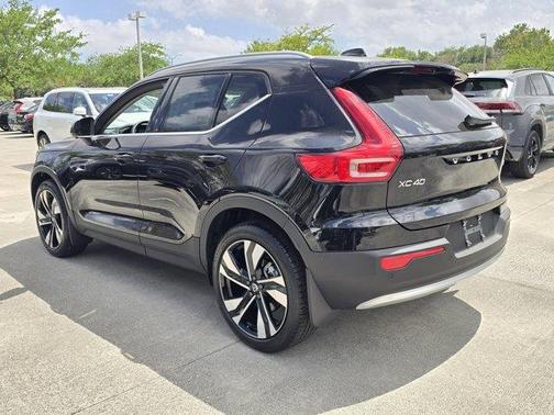 2025 Volvo XC40 B5 Ultra Bright Theme