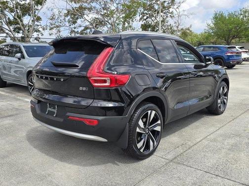 2025 Volvo XC40 B5 Ultra Bright Theme
