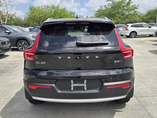 2025 Volvo XC40 B5 Ultra Bright Theme