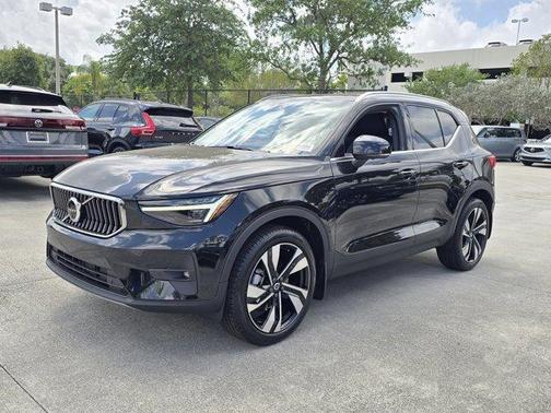 2025 Volvo XC40 B5 Ultra Bright Theme