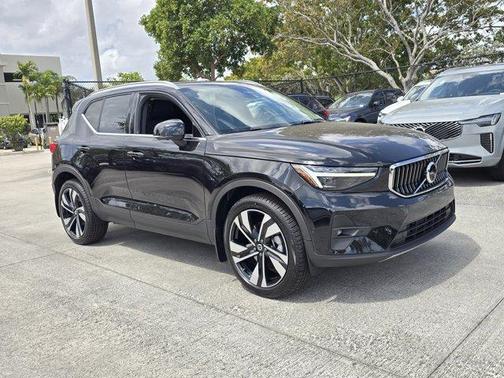 2025 Volvo XC40 B5 Ultra Bright Theme