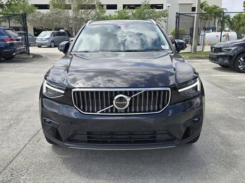 2025 Volvo XC40 B5 Ultra Bright Theme