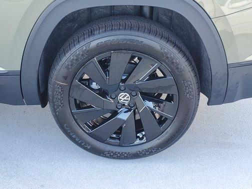 Avocado Green Pearl 2026 Volkswagen Atlas 2.0T SE W/TECHNOLOGY