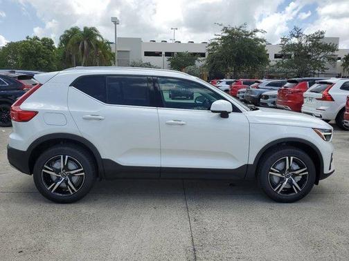 2025 Volvo XC40 B5 Core Bright Theme