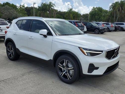 2025 Volvo XC40 B5 Core Bright Theme