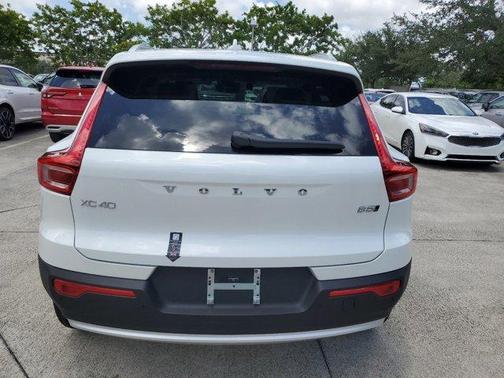 2025 Volvo XC40 B5 Core Bright Theme