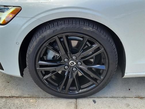 2024 Volvo S60 B5 Plus Black Edition