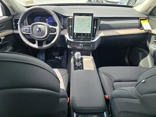 2025 Volvo XC90 B6 Core