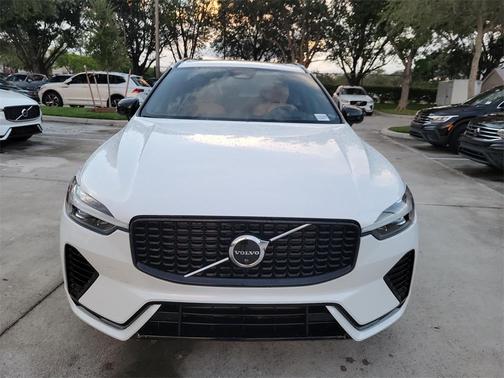 2023 Volvo XC60 Recharge Plug-In Hybrid T8 Ultimate Dark Theme