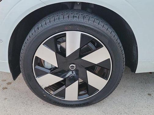 2023 Volvo XC60 Recharge Plug-In Hybrid T8 Ultimate Dark Theme