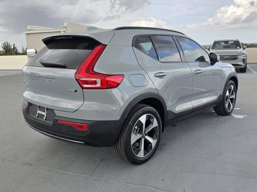 2026 Volvo XC40 B5 Plus