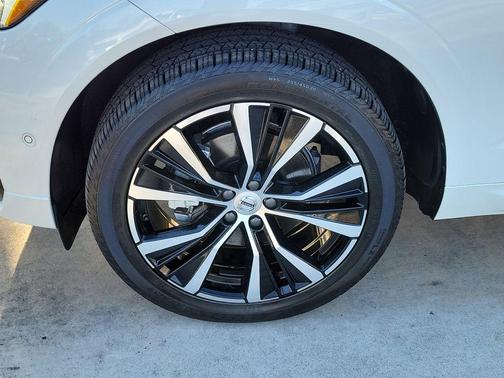 Crystal White 2025 Volvo XC60 B5 Plus