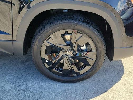 Deep Black Pearl Effect 2026 Volkswagen Taos 1.5T SE