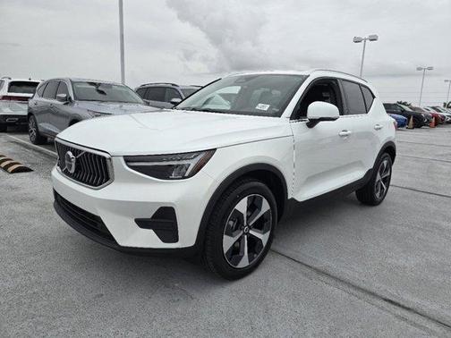 2025 Volvo XC40 B5 Core Bright Theme