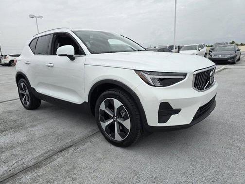 2025 Volvo XC40 B5 Core Bright Theme