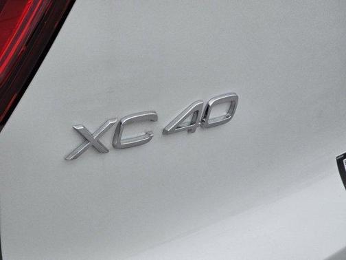 2025 Volvo XC40 B5 Core Bright Theme