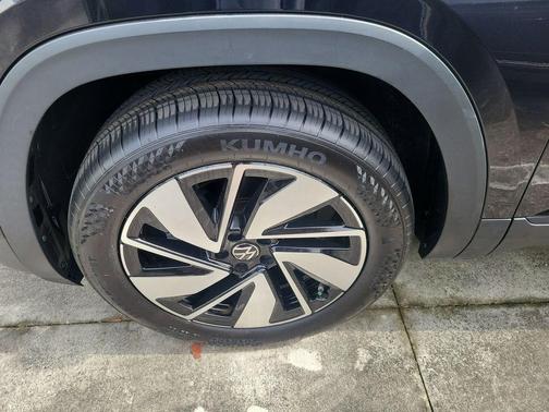 Deep Black Pearl Effect 2024 Volkswagen Atlas 2.0T SE w/Technology