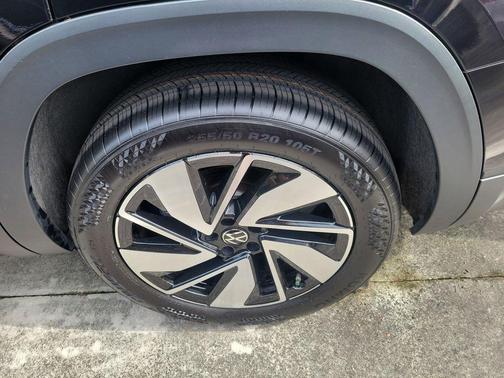 Deep Black Pearl Effect 2024 Volkswagen Atlas 2.0T SE w/Technology