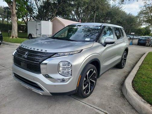 2023 Mitsubishi Outlander SE