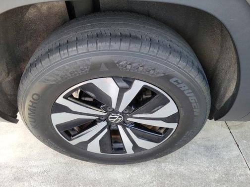Platinum Gray Metallic 2024 Volkswagen Atlas Cross Sport 2.0T SE