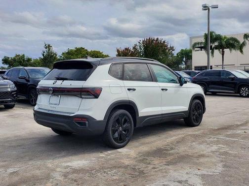 2026 Volkswagen Taos 1.5T SE Black