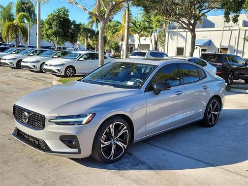 2024 Volvo S60 B5 Plus Dark Theme