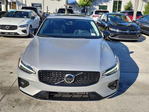 2024 Volvo S60 B5 Plus Dark Theme