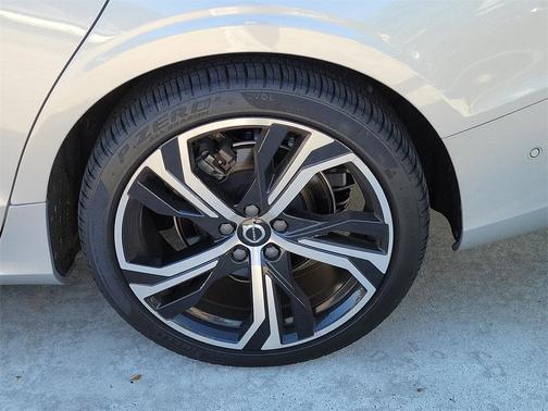 2024 Volvo S60 B5 Plus Dark Theme